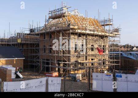 Ein neues Einfamilienhaus, das von dem Hausbaumeister Barratt Homes in der Chapel Gate Development, Basingstoke, Hampshire, Großbritannien, in Bau ist Stockfoto