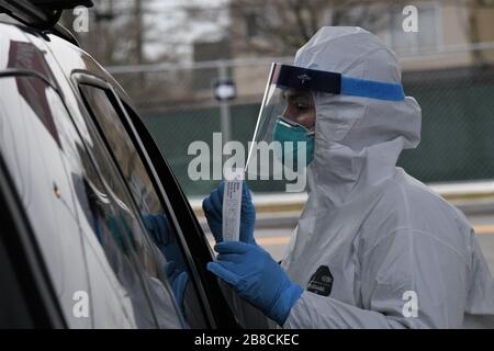 Staten, Vereinigte Staaten. März 2020. Staff Sergeant Meghann Cinnamond, Mitglied des 109th Airlift Wing der New York Air National Guard in Scotia, New York, berät einen Passagier bezüglich der Probenentnahme im Drive-Through COVID-19 Mobile Testing Center im South Beach Behavioral Center, Staten Island, NewYork am 19. März 2020. Mitglieder der New Yorker Armee und der Air National Guard wurden im Rahmen der Operation COVID-19 zur Unterstützung, zum Staat und zu lokalen Bemühungen aktiviert. Foto von Maj Patrick Cordova/USA Air National Guard/UPI Credit: UPI/Alamy Live News Stockfoto