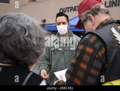 Nellis Afb, Vereinigte Staaten. März 2020. Mitarbeiter Sgt. Juan Acuna, ein Zahnarzthelfer, der der 99th Dental Squadron zugeordnet ist, übergibt am 20. März 2020 Informationsblätter im Mike O'Callaghan Military Medical Center (MOCMMC) auf der Nellis Air Force Base, Nevada. MOMMC ist bereit, die medizinischen Bedürfnisse der Nellis Air Force Base zu unterstützen. Foto von A1C Bryan Guthrie/U.S. Air Force/UPI Credit: UPI/Alamy Live News Stockfoto