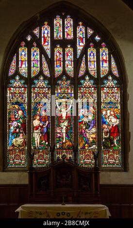 Glasfenster East Bergholt Kirche, Suffolk, England, Großbritannien, Kreuzigung, zweifelnd Thomas, Geburt, Taufe Jesu Christi, er wird c 1865 von Lavers, Barraud und Westlake auferstanden Stockfoto