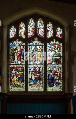 Glasfenster East Bergholt Kirche, Suffolk, England, Großbritannien, Acts of Mercy c 1892 von Lavers, Barraud und Westlake Stockfoto