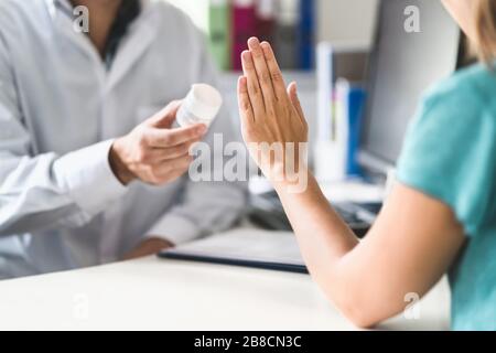 Keine Medikamente. Patient, der sich weigert, Medikamente zu verwenden. Schlechte Nebenwirkungen von Tabletten. Arzt oder Apotheker, der Pillen gibt. Frauen lehnen ab. Fehler durch Krankenschwester. Stockfoto