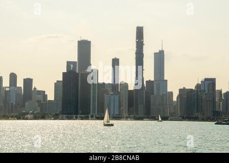 Segeln Sie im Sommer auf dem Michigansee in Chicago Stockfoto