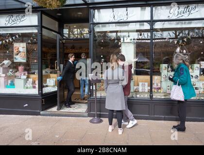 Ilkley, Yorkshire, Großbritannien. März 2020. Kunden, die warten, in das Bettys Café in Ilkley aufgenommen zu werden, nachdem Kette aufgrund des Coronavirus nur zum Mitnehmen gezwungen wurde. Credit: West Yorkshire Images/Alamy Live News Stockfoto