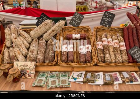 St. Gilgen, Österreich - 27. Juli 2019: Verschiedene Arten von italienischen Salamiwürsten und Gewürzen zum Verkauf auf einem temporären italienischen Markt. Stockfoto