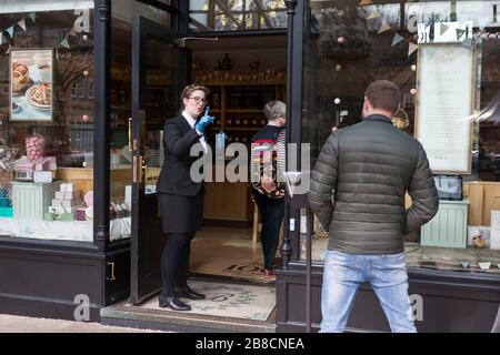 Ilkley, Yorkshire, Großbritannien. März 2020. Kunden, die warten, in das Bettys Café in Ilkley aufgenommen zu werden, nachdem Kette aufgrund des Coronavirus nur zum Mitnehmen gezwungen wurde. Credit: West Yorkshire Images/Alamy Live News Stockfoto