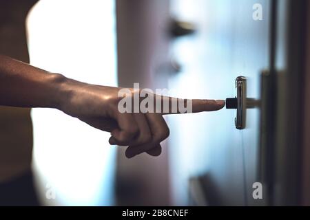 Klingende Türklingel. Türklingel von Hand drücken. Freunde, die einen Besuch oder einen unerwünschten Gast besuchen. Nachbar beschwert sich über Lärm. Polizei mit schlechten Nachrichten. Stockfoto