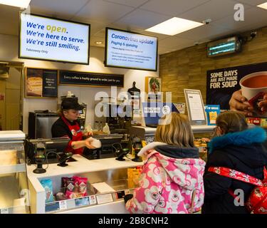 Ilkley, Yorkshire, Großbritannien. März 2020. Kunden von Greggs kaufen Mitnahmesnacks, da die Kette aufgrund des Coronavirus nicht mehr in den Kunden essen kann. Credit: West Yorkshire Images/Alamy Live News Stockfoto