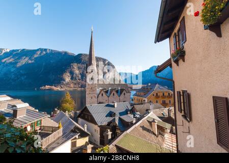 Blick auf die berühmte österreichische Stadt Hallstatt, neogotische evangelische Kirche am Hallstaetter See an einem sonnigen Herbsttag. Stockfoto