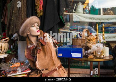 St. Gilgen, Österreich - 5. Dezember 2019: Weibliche Schaufensterpuppe ohne Hände in Vintage-Leder und Fellkleidung zum Verkauf auf einem Flohmarkt. Stockfoto