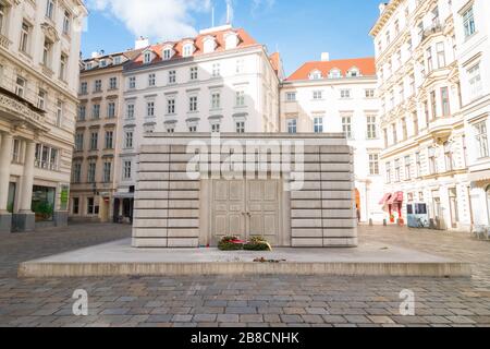 Wien, Österreich - 23. Februar 2020: Holocaust-Denkmal am Judenplatz (Namenlose Bibliothek) am Judenplatz. Stockfoto