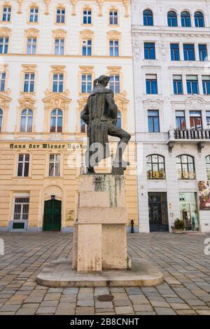 Wien, Österreich - 23. Februar 2020: Denkmal für den deutschen Autor Gothold Ephraim Lessing am Judenplatz. Erstellt von Siegfried Charoux. Stockfoto