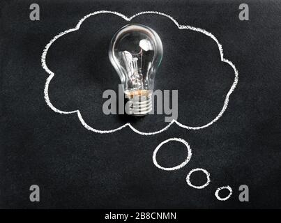 Glühlampe auf dem Schwarzen Brett. An neue großartige Idee denken. Brainstorming und Erstellen. Kreativität, Innovation, Inspiration und Intelligenzkonzept. Stockfoto
