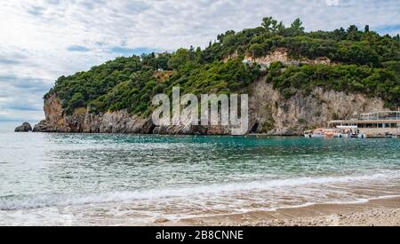 Kerkyra, Insel Korfu, Griechenland - 4. Oktober 2019: Blick vom Strand der erstaunlichen Bucht mit kristallklarem Wasser in Paleokastritsa auf der Insel Korfu, Griechenland. Sei Stockfoto