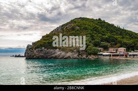 Kerkyra, Insel Korfu, Griechenland - 4. Oktober 2019: Blick vom Strand der erstaunlichen Bucht mit kristallklarem Wasser in Paleokastritsa auf der Insel Korfu, Griechenland. Sei Stockfoto