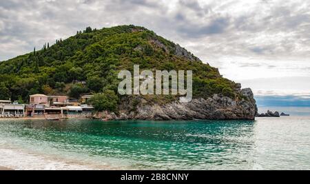 Kerkyra, Insel Korfu, Griechenland - 4. Oktober 2019: Blick vom Strand der erstaunlichen Bucht mit kristallklarem Wasser in Paleokastritsa auf der Insel Korfu, Griechenland. Sei Stockfoto