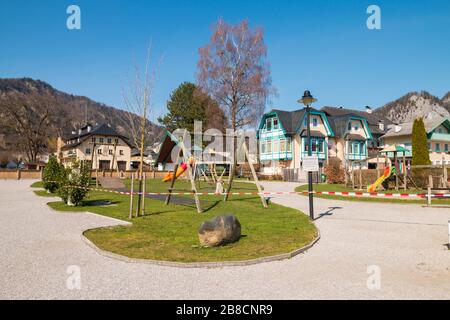 St. Gilgen, Österreich - 20. März 2020: Spielplatz wegen Coronavirus (COVID-19)-Infektionsschutz gesperrt (soziale Distanzierung) Stockfoto