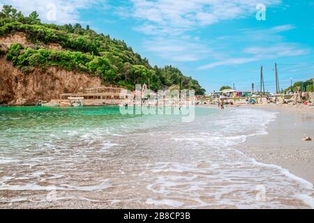 Kerkyra, Insel Korfu, Griechenland - 4. Oktober 2019: Blick vom Strand der erstaunlichen Bucht mit kristallklarem Wasser in Paleokastritsa auf der Insel Korfu, Griechenland. Sei Stockfoto