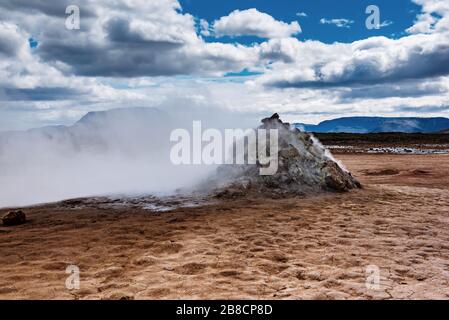 Mudpots in der geothermischen Bereich Hverir, Island. Den Bereich um den brodelnden Schlamm ist bunt und rissig. Stockfoto