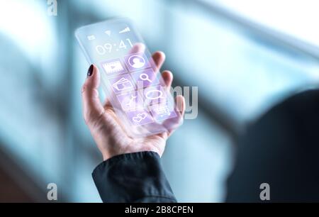 Transparentes Mobiltelefon. Futuristisches Glas-Smartphone. Handy mit zukünftiger digitaler Technologie Bildschirmanzeige und -Schnittstelle. Stockfoto