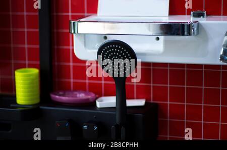 Luxuriöse behindertengerechte Dusche mit Keramikfliese. Stockfoto