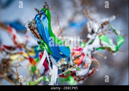 Das buddhistische Erleuchtungsbete im Winter an sonnigen Tagen auf der Insel Ogoy, dem Baikalsee, Russland Stockfoto