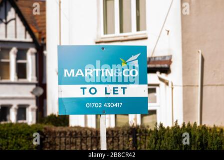 Martin & Co Lettings und Immobilienmakler melden sich außerhalb des Eigentumshauses in Westcliff on Sea, Essex, Großbritannien an. Um zu signieren. Immobilienagentur Stockfoto