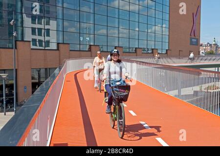 Cykelslangen, The Fahrradschlauch oder Schlange, ein neues Fahrrad und Fußgänger Brücke zwischen Dybbølsbro und Bryggebroen in Kopenhagen, Dänemark. Radfahrer, Radfahrer. Stockfoto