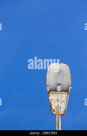 Blick auf die Straßenleuchte im niedrigen Winkel. Stockfoto