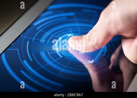 Fingerabdruckscanner auf dem intelligenten elektronischen Bildschirm. Digitale Sicherheitstechnik. Biometrischer Hochtechnologie-Schutz für Online-Daten. Stockfoto