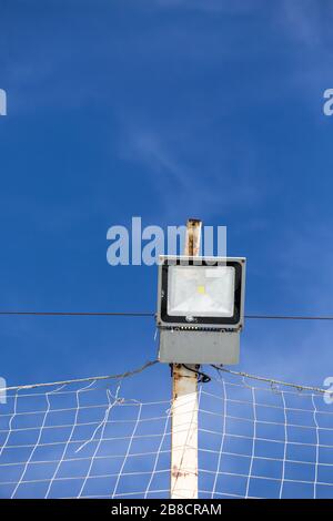 Blick auf die Straßenleuchte im niedrigen Winkel. Stockfoto