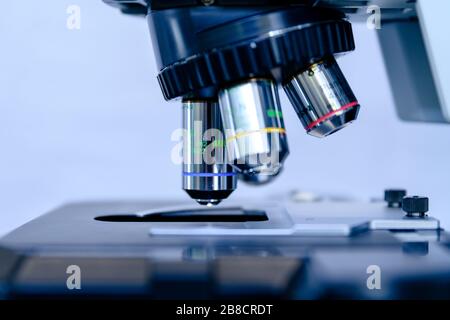 Ein Nahlichtmikroskop für die pharmazeutische Biowissenschaftforschung. Konzept der Wissenschaft, des Labors und der Erforschung von Krankheiten. Coronavirus (COVID-19) Behandlung Stockfoto