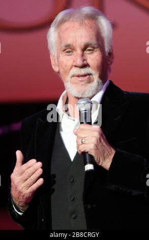 20. März 2020 - Kenny Rogers, dessen legendäre Musikkarriere fast sechs Jahrzehnte umfasste, ist im Alter von 81 Jahren gestorben. Rogers wurde 2013 in die Country Music Hall of Fame aufgenommen.'' Er hatte 24 Nummer-1-Hits und durch seine Karriere allein in den USA mehr als 50 Millionen verkaufte Alben. Er war sechsfacher Gewinner des Country Music Awards und dreifacher Grammy-Award-Gewinner. Einige seiner Hits waren "Lady", "Lucille", "We've Got Tonight", "Islands in the Stream" und "Through the Years". Sein 1978 veröffentlichter Song "The Gambler" inspirierte mehrere Fernsehfilme, wobei Rogers die Hauptfigur war. Dateifoto: 20. September, Stockfoto