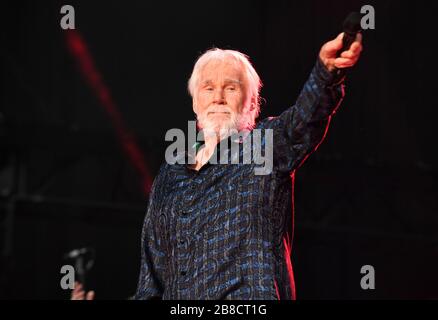 20. März 2020 - Kenny Rogers, dessen legendäre Musikkarriere fast sechs Jahrzehnte umfasste, ist im Alter von 81 Jahren gestorben. Rogers wurde 2013 in die Country Music Hall of Fame aufgenommen.'' Er hatte 24 Nummer-1-Hits und durch seine Karriere allein in den USA mehr als 50 Millionen verkaufte Alben. Er war sechsfacher Gewinner des Country Music Awards und dreifacher Grammy-Award-Gewinner. Einige seiner Hits waren "Lady", "Lucille", "We've Got Tonight", "Islands in the Stream" und "Through the Years". Sein 1978 veröffentlichter Song "The Gambler" inspirierte mehrere Fernsehfilme, wobei Rogers die Hauptfigur war. Dateifoto: 08. Juni 2017 Stockfoto