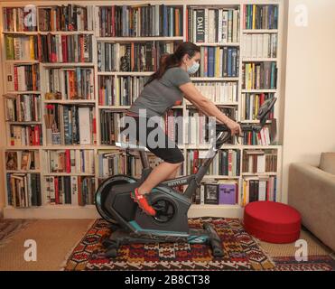 TRAINIEREN IN EINER PARISER WOHNUNG WÄHREND CORONAVIRUS, PARIS Stockfoto