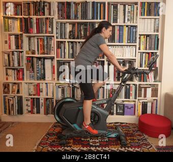 TRAINIEREN IN EINER PARISER WOHNUNG WÄHREND CORONAVIRUS, PARIS Stockfoto
