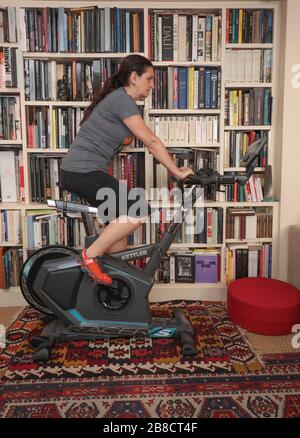 TRAINIEREN IN EINER PARISER WOHNUNG WÄHREND CORONAVIRUS, PARIS Stockfoto