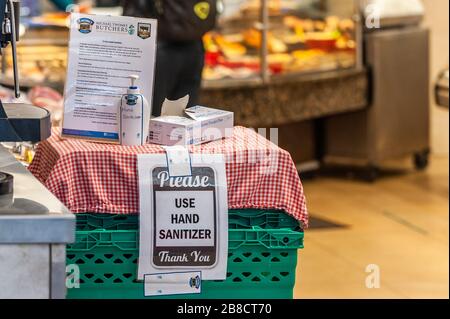 Bandon, West Cork, Irland. März 2020. In vielen Geschäften in Bandon werden die Virus-Hinweisschilder und Verschlusshinweise des COVID-19-Virus angezeigt. Eine Metzgerei stellte den Kunden Handdesinfektionsmittel zur Verfügung. Kredit: Andy Gibson/Alamy Live News Stockfoto