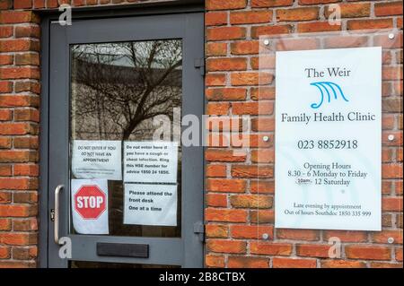 Bandon, West Cork, Irland. März 2020. In vielen Geschäften in Bandon werden die Virus-Hinweisschilder und Verschlusshinweise des COVID-19-Virus angezeigt. Kredit: Andy Gibson/Alamy Live News Stockfoto