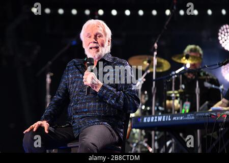 20. März 2020 - Kenny Rogers, dessen legendäre Musikkarriere fast sechs Jahrzehnte umfasste, ist im Alter von 81 Jahren gestorben. Rogers wurde 2013 in die Country Music Hall of Fame aufgenommen.'' Er hatte 24 Nummer-1-Hits und durch seine Karriere allein in den USA mehr als 50 Millionen verkaufte Alben. Er war sechsfacher Gewinner des Country Music Awards und dreifacher Grammy-Award-Gewinner. Einige seiner Hits waren "Lady", "Lucille", "We've Got Tonight", "Islands in the Stream" und "Through the Years". Sein 1978 veröffentlichter Song "The Gambler" inspirierte mehrere Fernsehfilme, wobei Rogers die Hauptfigur war. Dateifoto: 08. Juni 2017 Stockfoto