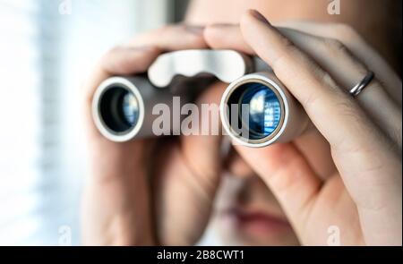 Eifersüchtig und verdächtig, Frau zu betrügen und eine Affäre zu haben. Besessenheit, Zweifel, Paranoia und Eifersucht im Beziehungskonzept. Stockfoto