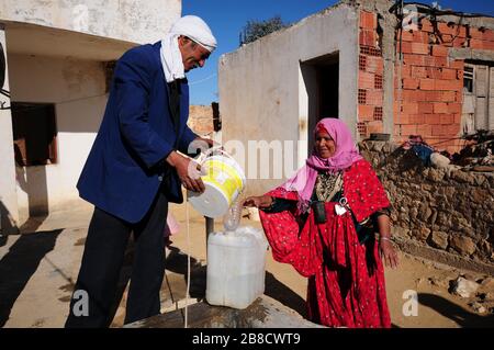 07. Februar 2020, Tunesia, El-Khol: Bewohner des Dorfes El-Khol in Mitteltunesien holen Wasser aus einem Brunnen. Das nordafrikanische Land kämpft mit Wasserarmut. Der Wassertag soll auf den zunehmenden Wassermangel und die nachlassende Trinkwassergüte aufmerksam machen. (Zur dpa: "Für Regen beten - in Nordafrika gehört die Sorge um Wasser zum Alltag") Foto: Simon Kremer / dpa Stockfoto