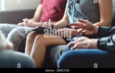 Gruppentherapie-Sitzung und Beratung. Professionelle Psychologin, Psychiater oder Psychotherapeutin helfen. Weibliche Führungskraft. Alkohol- oder Drogenabhängigkeit. Stockfoto