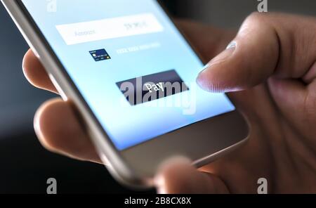 Mobile Zahlung mit Brieftasche App und drahtloser nfc-Technologie. Man bezahlt und kauft mit Smartphone-Anwendung und Kreditkarteninformationen. Stockfoto