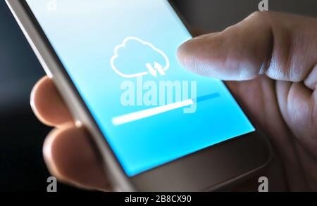 Cloud-Service für Dateispeicherung und Online-Backup. Datenübertragung in der Handy-App mit moderner Funktechnologie. Hochladen, Herunterladen oder Synchronisieren. Stockfoto