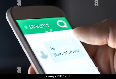 Kundenservice und Support Live-Chat mit Chatbot und automatischen Nachrichten oder menschlichen Knecht. Hilfe und Hilfe zur Handy-App. Stockfoto