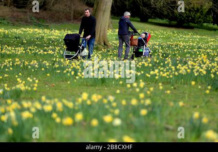 Eine allgemeine Ansicht der Menschen, die auf dem Gelände des Belton House in Grantham aufwachen, das kostenlos eröffnet wurde, nachdem Boris Johnson Pubs, Cafés, Nachtclubs, Bars, Restaurants, Theater, Freizeitzentren und Fitnessstudios in der Nähe des Kampfes gegen Coronavirus bestellt hatte. Stockfoto