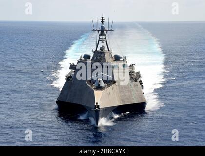 Das US Navy Independence-variant Littoral Combat Ship USS Gabrielle Giffords während der Routinepatrouille als Teil von Destroyer Squadron Seven, der 7. Flotte vom 20. März 2020 im Südchinesischen Meer. Stockfoto
