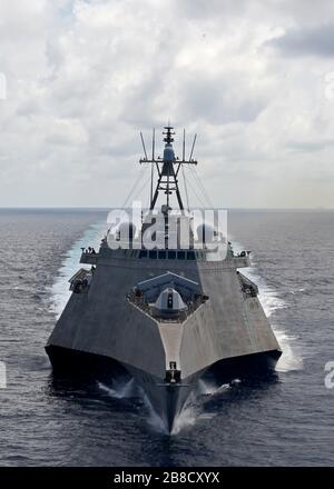 Das US Navy Independence-variant Littoral Combat Ship USS Gabrielle Giffords während der Routinepatrouille als Teil von Destroyer Squadron Seven, der 7. Flotte vom 20. März 2020 im Südchinesischen Meer. Stockfoto