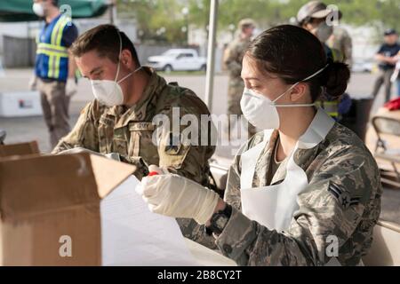 New Orleans, Vereinigte Staaten. März 2020. Mitglieder der Nationalgarde von Louisiana testen Ersthelfer für das COVID-19, Coronavirus in einem Mobile Testing Center im Louis Armstrong Park am 20. März 2020 in New Orleans, Louisiana. Die Teststätte ist eine von drei in New Orleans und Jefferson Parishes und wird bald für die breite Öffentlichkeit zugänglich sein. Credit: Josiah Pugh/Planetpix/Alamy Live News Credit: Planetpix/Alamy Live News Stockfoto